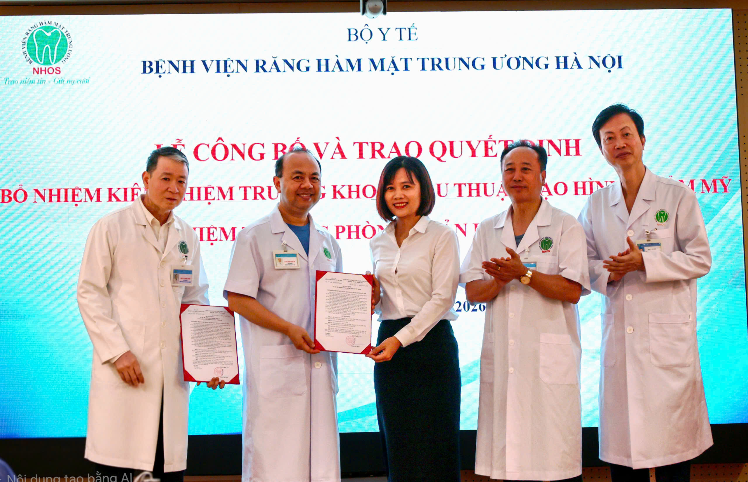 Ban giám đốc bệnh viện trao quyết định bổ nhiệm cho ThS. Nguyễn Thị Lan Anh